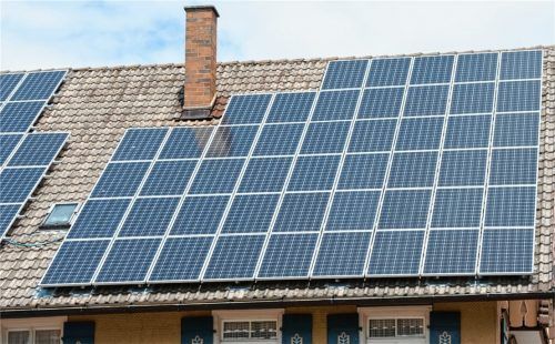 Solarzellen auf einem Hausdach könnten in Bad Endorf für Neubauten bald vorgeschrieben sein. Fotos dpa