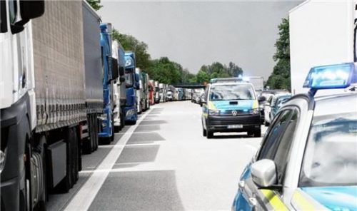 Stau auf der A93: Nach dem Unfall musste die Autobahn für längere Zeit komplett gesperrt werden.