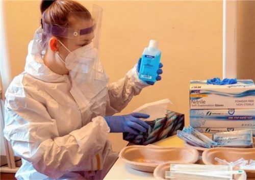 Tatjana Brichta und ihre Kolleginnen und Kollegen testen immer freitags von 10.30 Uhr bis 16.30 Uhr und samstags von 9 bis 15 Uhr im Rathaus. Foto Weithofer