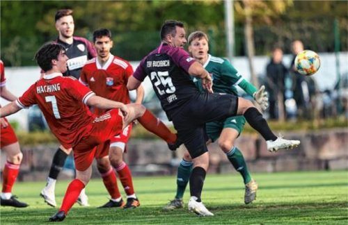 Torjäger Kalle Lappe trifft hier zur Buchbacher Führung. Foto Christian Butzhammer