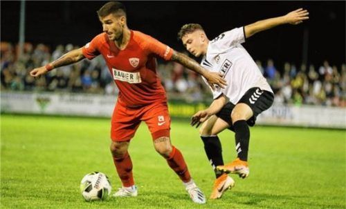 Treffen im Pokal aufeinander: Buchbachs Aleks Petrovic (links) und Burghausens Denis Ade.Foto Gabi Zucker