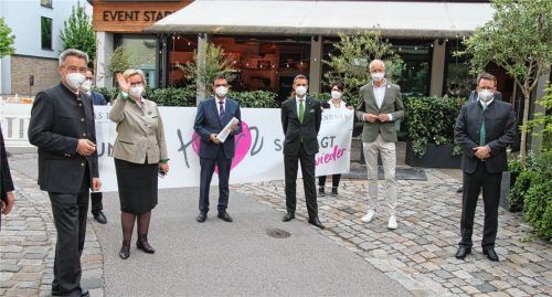 Treffen mit Symbolcharakter: Landrat Otto Lederer, Dehoga-Präsidentin Angela Inselkammer, Gesundheitsminister Klaus Holetschek, Kurdirektor Thomas Jahn, Hotelchef Jost Deitmar und Bad Aiblings Bürgermeister Stephan Schlier, der sich gleich nach seiner Trauung zu dem Treffen begeben hatte. Fotos Hadersbeck