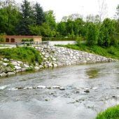 Steine an der Mangfall mit Beton befestigt