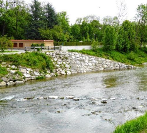 Über die Abfahrtsrampe können Arbeiten am Ufer und im Flussbett vorgenommen werden. Fotos Riediger