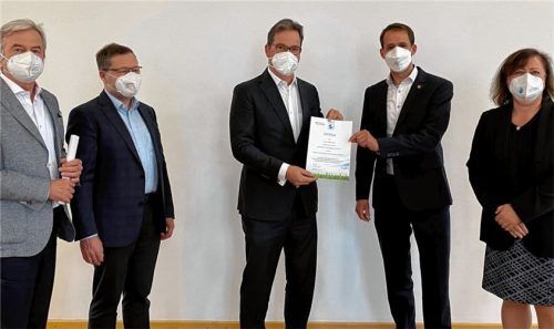 Übergabe des Klimaschutz-Zertifikats: (von links) der scheidende Baudezernent Helmut Cybulska und sein Nachfolger Levente Sárközy, Staatssekretär Florian Pronold, Oberbürgermeister Andreas März und SPD-Bundestagsabgeordnete Bärbel Kofler.Foto Stadt Rosenheim