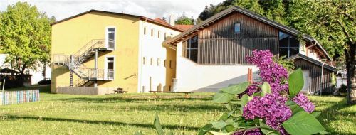 Um drei weitere Klassenzimmer zu bekommen, soll das Grundschulgebäude (links) mit der Turnhalle (rechts) durch einen ebenerdigen Verbindungsbau verbunden werden. Foto Schmidt