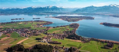 Urlaub in der Region: Mit der möglichen Wiedereröffnung der Hotel- und Gastronomiebranche sind Reisen an den Chiemsee eventuell bald wieder möglich. Foto Chiemsee-Alpenland Tourismus