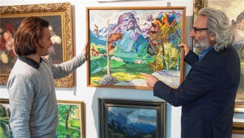 Vater und Sohn: Franz Gailer senior und Franz Gailer junior präsentieren ein Gemälde des Ruhpoldinger Malers Werner von Houwald. Foto Giesen