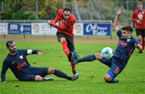 Völlig egal, ob der SV Bruckmühl in der Landesliga oder der TSV Bad Endorf (hier Daniel Trch) in der Bezirksliga: Beiden droht in den nächsten Jahren ein überdimensionierter Liga-Spielbetrieb.Foto Franz Ruprecht