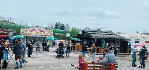 Volksfest unter Auflagen: Das Frühlingsfest mit Essen zum Mitnehmen in Großkarolinenfeld ist eine Hoffnung für die Schausteller und wurde bis zum 16. Mai verlängert.Fotos RE