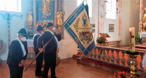 Vor dem Altar von Maria Morgenstern senkte sich die Fahne des Krieger- und Reservistenvereins Bad Feilnbach. Foto  Strim