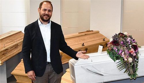 Vor geschlossenen Särgen: Bestatter Michael Hartl beklagt die eingeschränkten Trauermöglichkeiten.Foto Schlecker
