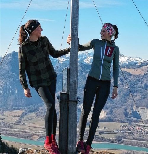 Wandern für den guten Zweck: Mit ihrer Spendenaktion „Mount Charity“ wollen Juliane Jäger (rechts) und Anna Winkler das Rosenheimer Kinderheim „Schöne Aussicht“ unterstützen. Foto  RE