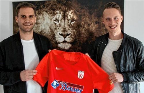 Wasserburgs Trainer Niki Wiedmann (links) begrüßt Neuzugang Robin Renger.Foto TSV Wasserburg
