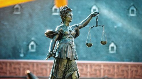 Weil ein Bankrotteur zwei Autohändler betrogen hatte, forderte einer der beiden von der Lebensgefährtin des Betrügers im Gegenzug zwei Autos. Wegen fingierten Kaufverträgen wurden die beiden Händler allerdings wegen Urkundenfälschung angeklagt. Das Gericht sprach die beiden Männer am Ende frei. Foto DPA