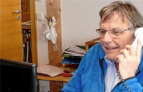 Wieder an der Strippe: Werner Schroller, Tourist-Info-Leiter von Kiefersfelden, hat nun alle Hände voll zu tun. Foto Hoffmann
