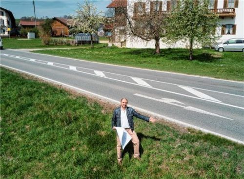 Wo jetzt noch eine Wiese ist, entstehen ein Gehweg und eine Querungshilfe. Bürgermeister Daniel Wendrock freut sich über das Projekt. Foto RE