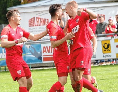 Wollen bald wieder über Tore jubeln: die Buchbacher Marco Rosenzweig, Manuel Mattera und Tobi Sztaf (von links). Foto Buchholz