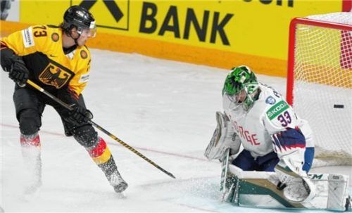 Wunderschönes Tor vom 19-jährigen Ex-Rosenheimer Lukas Reichel gegen Norwegen. Das hat auch Papa Martin Reichel gefallen, der beim letzten deutschen Sieg gegen Kanada in der Nationalmannschaft stand. Foto  dpa
