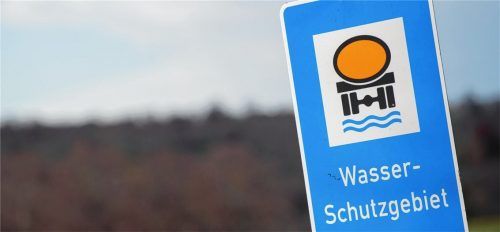 Zunächst waren drei Einfamilienhäuser geplant, mittlerweile geht es um ein Doppelhaus im Wasserschutzgebiet in Willing. Foto dpa