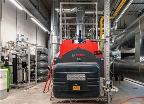 1000 Kilowatt leistet dieser gewaltige Gaskessel. Er übernimmt die Wärmeversorgung, wenn der Blockheizkraftwerkmotor einmal ausfallen sollte.