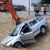 18-Jähriger stirbt bei Badeunfall Autofahrer landet in Baugrube Namensstreit um Spezlwirtschaft