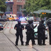 Passanten halten Messerstecher auf