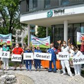 Romed-Mitarbeiter zeigen Politikern die Rote Karte