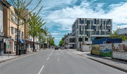 Ab Ende November Geschichte: die Abbiegespur Richtung Flurstraße: Ampel und Abbiegespur werden durch einen Kreisverkehr ersetzt, der gewonnene Platz für eine langgezogene Mittelinsel genützt. Foto Thomae