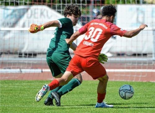 Achitpol Keereerom überläuft den Haching-Tormann und erzielt den Rosenheimer Ehrentreffer.Foto ru