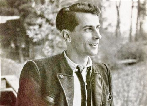 Adolf Veit war Lehrer an der Schule und folgte auf Rupert Schwaiger. Wörndl