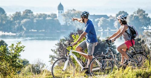 Aktiv sein, Kultur und Erfrischung liegen im Chiemgau nahe beieinander. Fotos djd/Chiemgau Tourismus e.V.