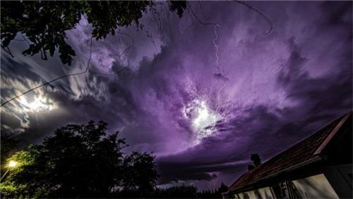 Montagabend-Wetterleuchten im Mangfalltal. Gestern hat sich die Gewitterserie fortgesetzt. Foto Kirchgraber