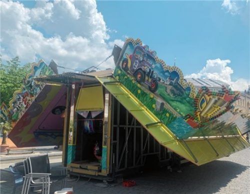 Am Ludwigsplatz können Kinder ab Samstag Runden auf dem Karussell „Bayern Rallye“ drehen. Foto Gantner