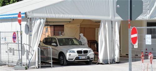 Am Testzentrum auf der Loretowiese will die Stadt festhalten, auch wenn es inzwischen vermehrt Möglichkeiten gibt, sich im Eilverfahren auf eine Corona-Infektion prüfen zu lassen. Foto  Hadersbeck