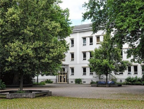 Am Wochenende haben sich unbekannte Täter am Sebastian-Finsterwalder-Gymnasium in Rosenheim zu schaffen gemacht. Ob es sich dabei um einen Einbruch oder nur um Sachbeschädigung handelt, ist laut Polizei allerdings noch unklar. Foto Schlecker