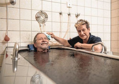 Ambulante Kuren, wie hier eine Anwendung mit Moor in der Bad Aiblinger Klinik Wendelstein, müssen die Krankenkassen künftig wieder als Regelleistung anbieten. Foto Kurinformation Bad Aibling
