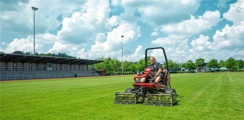 An der Arbeit von Platzwart Thomas Jirka hat Corona nicht viel geändert, er wartete die Anlage pflichtgemäß, mähte Rasen und schnitt die Hecken. Foto Berger