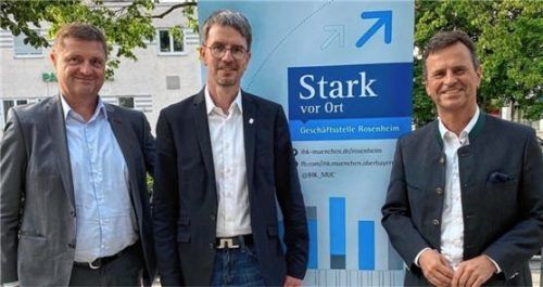 An der Spitze des Regionalausschusses: (von links) stellvertretender Ausschussvorsitzender Simon Zoßeder, Vorsitzender Andreas Bensegger und IHK-Hauptgeschäftsführer Manfred Gößl. Foto IHK