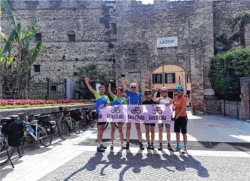 Ankunft am Gardasee: (von links) Reinmund und Josefine Hobmaier, Bernhard Winkler, Mary-Lou Tausch, Jürgen Scherg und Eva Baumann vor der Stadtmauer in Lazise.