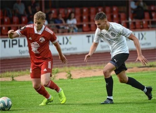 Armin Majanovic (rechts) war als Testspieler im Rosenheimer Trikot gegen Donaustauf im Einsatz und leitete den 2:1-Siegtreffer ein.Foto Franz Ruprecht