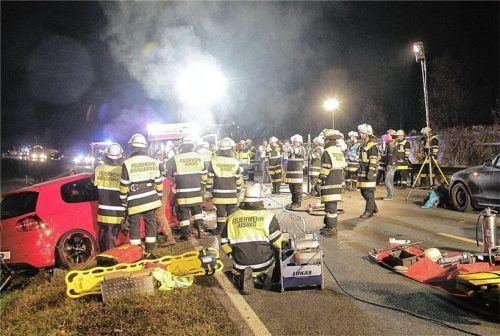 Auch bei den Rettungskräften, die am 20. November 2016 an der Miesbacher Straße in Rosenheim im Einsatz waren, hatte der schreckliche Unfall mit zwei Todesopfern Spuren hinterlassen. Foto Reisner