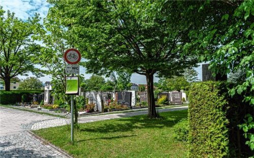 Auf dem Alten Friedhof in Kolbermoor weisen mehrere Schilder darauf hin, dass ein Radlverbot gilt. Foto Thomae