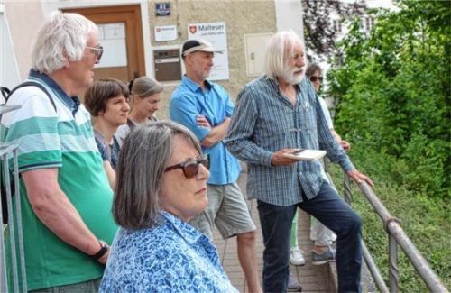 Auf den Spuren des Schriftstellers: Willi Schwenkmeier (rechts) erklärt den Blick von der Thomas-Bernhard-Stiege. Foto Füchtner