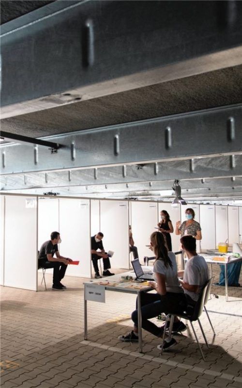 Aufgereiht zum Termin: Bei Krones begann im Hauptsitz das betriebsinterne Impfen, bei dem auch Rosenheimer Monteure versorgt wurden. Foto Krones