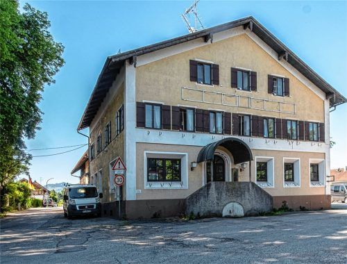 Aus dem ehemaligen Hotel „Gasthof zur Post“ in Mitterhart soll ein Boardinghouse werden. Aus baurechtlicher Sicht ist laut Landratsamt dieses Vorhaben zu genehmigen, dennoch lehnte der Bauausschuss es ab.Foto  Thomae