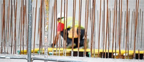 Bauen ist teurer geworden, denn die Preise für Baumaterial sind gestiegen. Private Bauherren müssen aber keine Sorge vor Kostensprüngen haben. Foto Patrick Seeger/dpa