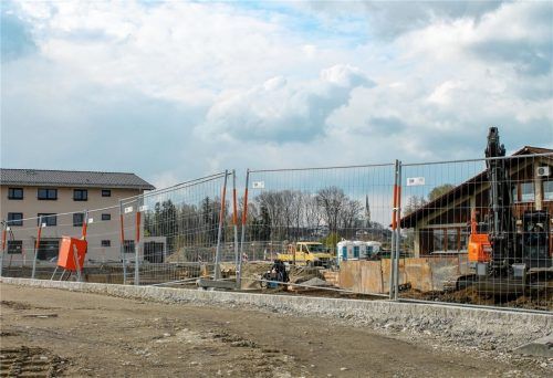 Baugebiet in Mühlstätt: Wenn in der Gemeinde Schechen in Zukunft gebaut wird, gilt eine Abstandsregel von 0,4 H, was 40 Prozent der Wandhöhe entspricht. Foto Heinz