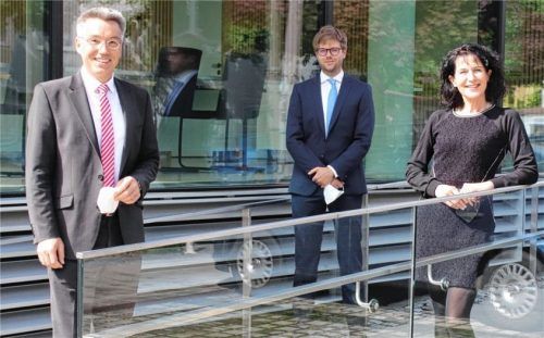 Behörden sollen Vorbild sein: An der Rampe, die zum Haupteingang des Rosenheimer Landratsamtes führt, stehen (von links) Landrat Otto Lederer, Abteilungsleiter Quirin Zallinger und die Präsidentin der Bayerischen Architektenkammer Christine Degenhart. Foto RE