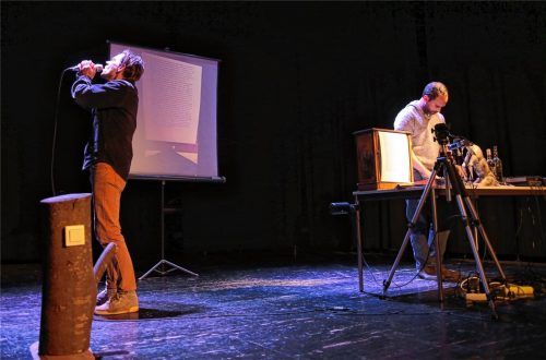 Bei der Premiere von „Kohlhaas“ stehen Andreas Schwankl (links) und Benedikt Zimmermann auf der Bühne. Foto Michael Schindler